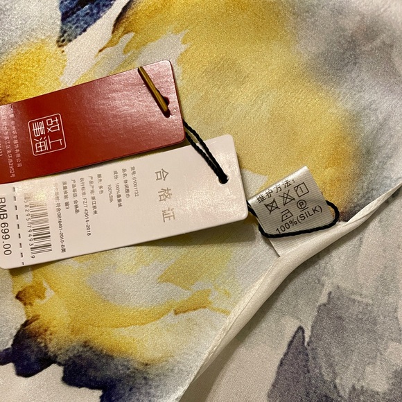 NWT Beautiful Silk Scarf- perfect for spring and summer - Picture 3 of 3